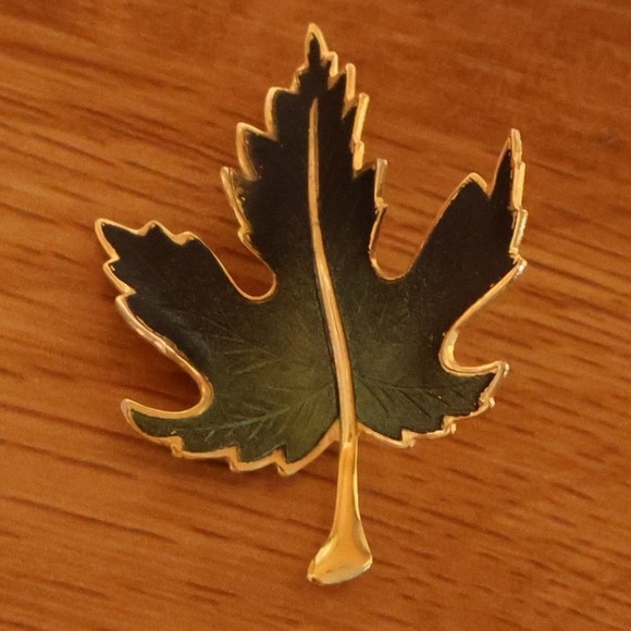 Jewelry - Vintage Maple Leaf Brooch Pin Womens Green Gold Tone Enamel Fall Mid Century